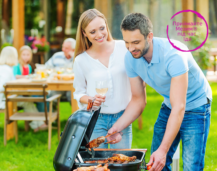 Жінка з бокалом в руці посміхається чоловікові
